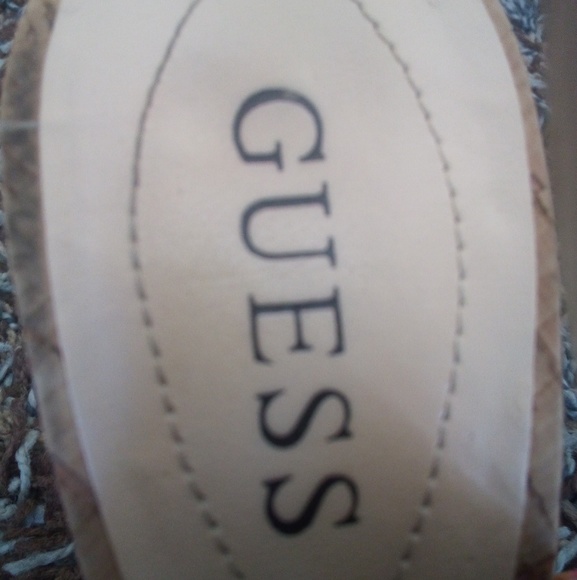Women's guess heels size 7 1/2 - Picture 2 of 4